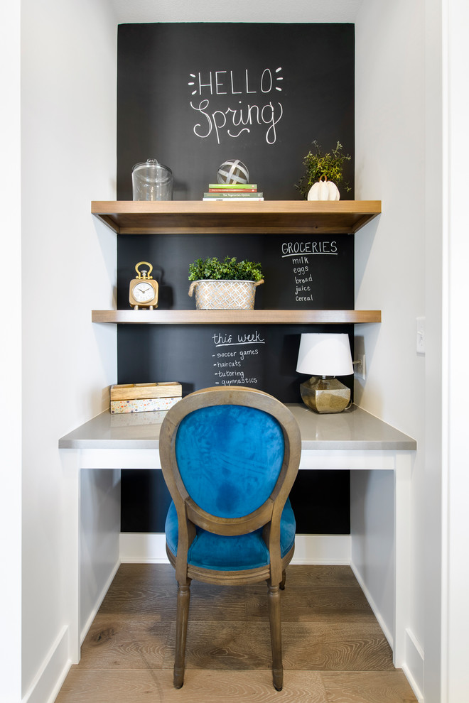 Idee per un piccolo ufficio tradizionale con pareti nere, pavimento in legno massello medio e scrivania incassata