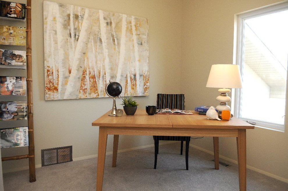 Imagen de despacho contemporáneo pequeño con paredes grises, moqueta y escritorio independiente