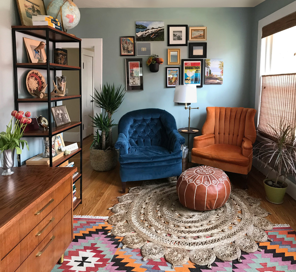 ボストンにある中くらいなエクレクティックスタイルのおしゃれなホームオフィス・書斎 (ライブラリー、無垢フローリング、茶色い床、青い壁) の写真