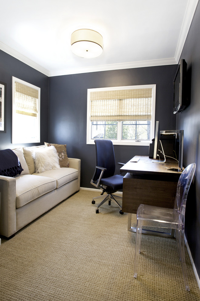 Ejemplo de despacho contemporáneo de tamaño medio sin chimenea con paredes azules, moqueta y escritorio independiente
