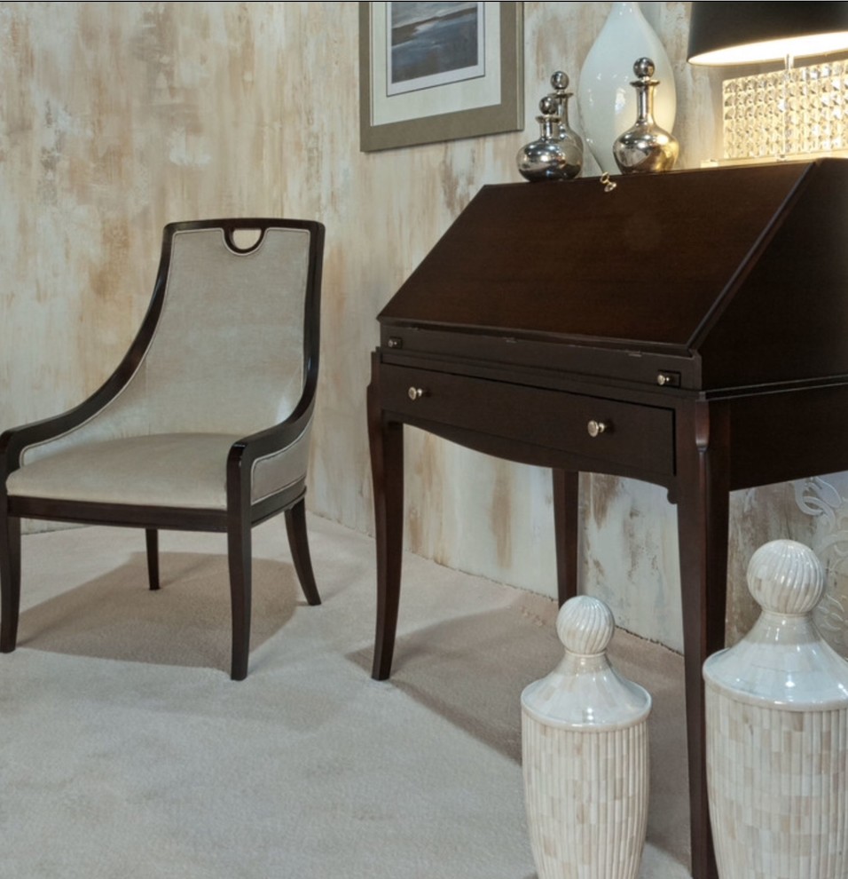 На фото: кабинет в стиле неоклассика (современная классика) с ковровым покрытием и белым полом