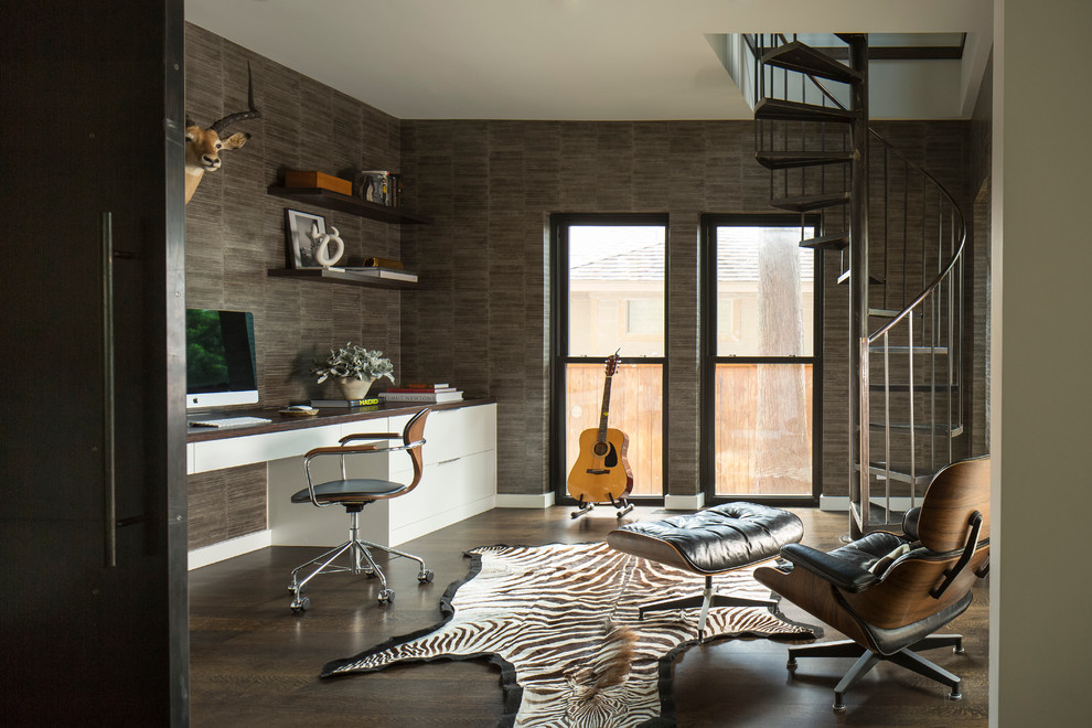 Mittelgroßes Modernes Arbeitszimmer ohne Kamin mit brauner Wandfarbe, dunklem Holzboden, Einbau-Schreibtisch, Arbeitsplatz und braunem Boden in Dallas