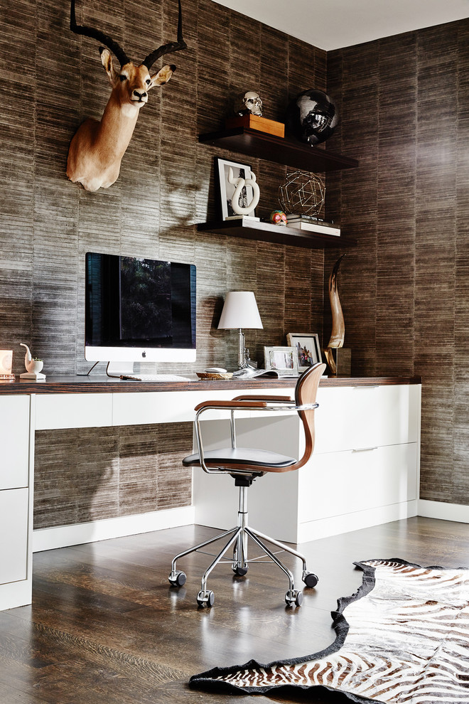 Imagen de despacho actual de tamaño medio con suelo de madera oscura y escritorio empotrado