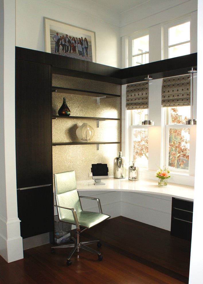 Diseño de despacho contemporáneo de tamaño medio con suelo de madera en tonos medios y escritorio empotrado