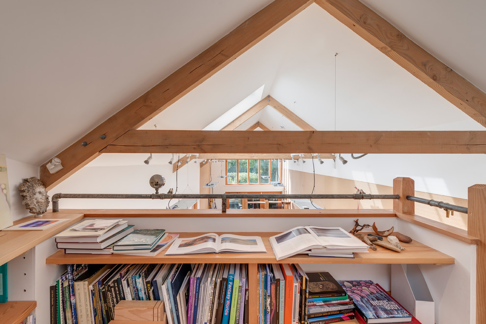 デヴォンにある高級な小さなカントリー風のおしゃれなホームオフィス・書斎 (ライブラリー、白い壁、コルクフローリング、造り付け机、茶色い床) の写真