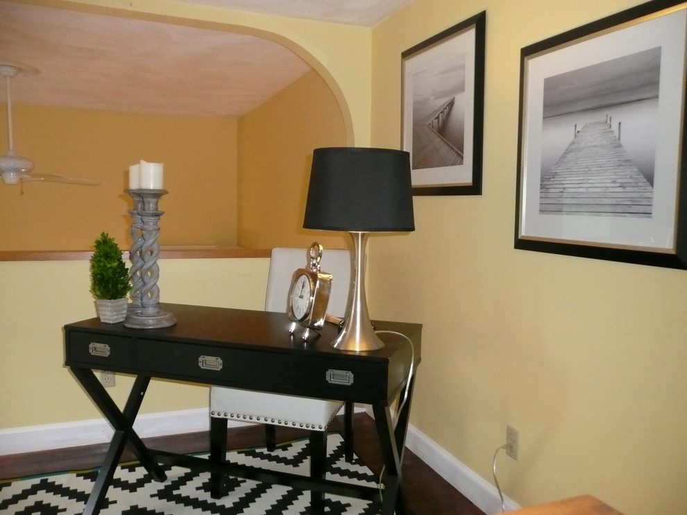 Idéer för ett litet eklektiskt arbetsrum, med gula väggar, mellanmörkt trägolv och ett fristående skrivbord