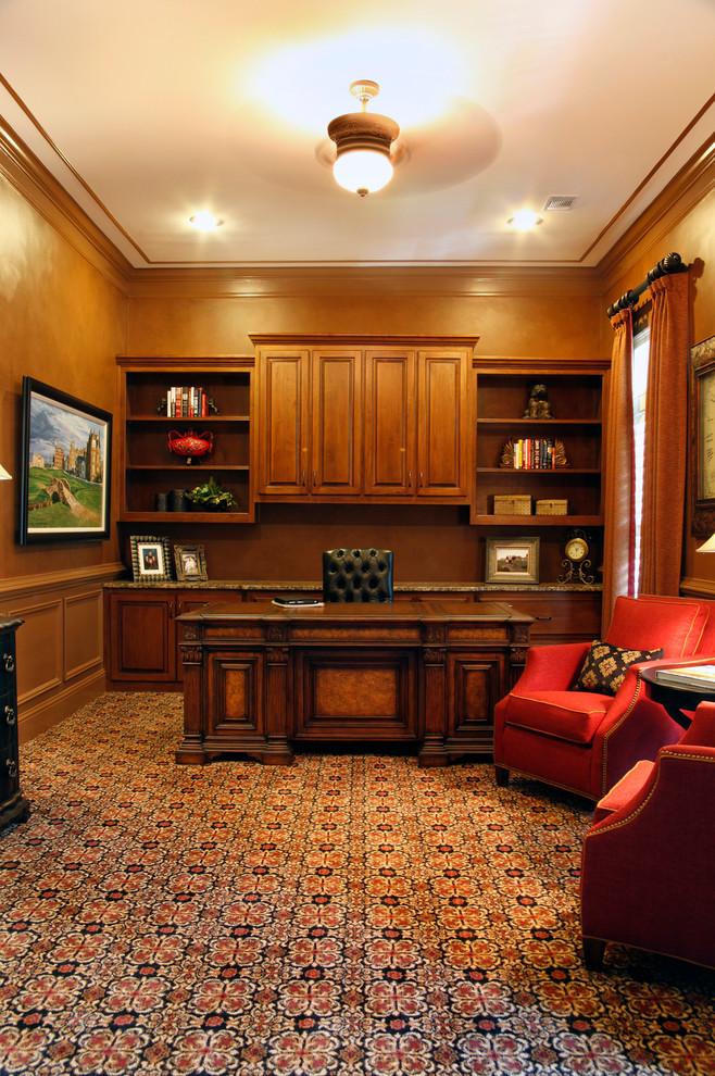 Mittelgroßes Klassisches Arbeitszimmer ohne Kamin mit Arbeitsplatz, Teppichboden, freistehendem Schreibtisch, brauner Wandfarbe und braunem Boden in Atlanta