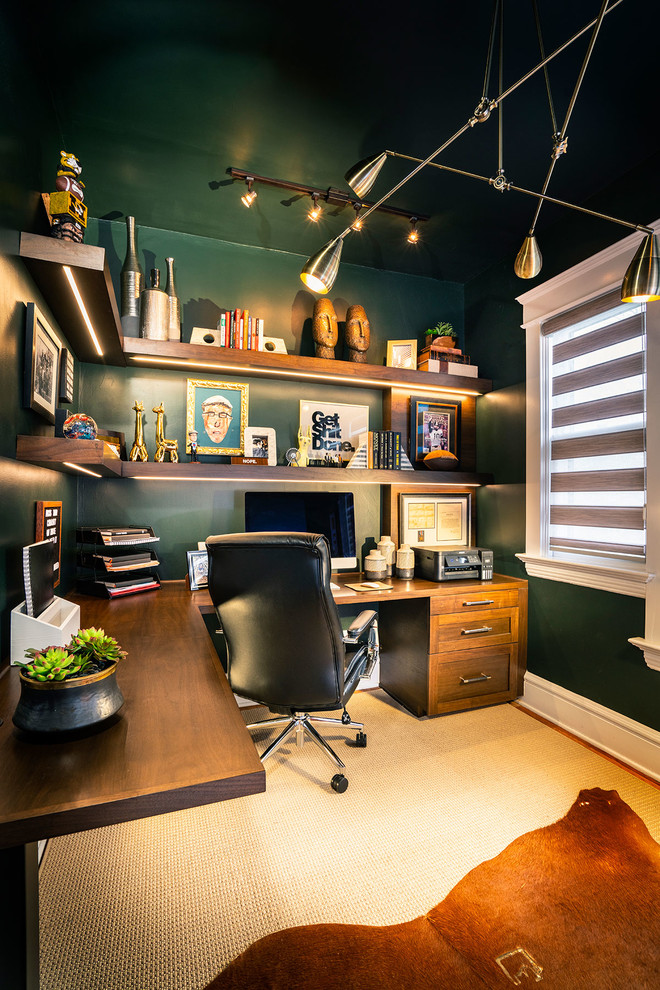 Modernes Arbeitszimmer mit blauer Wandfarbe und braunem Holzboden in Sonstige