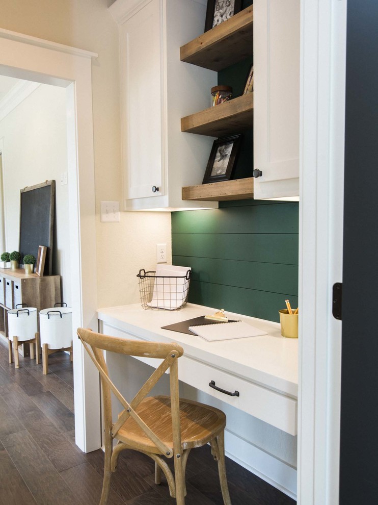 Imagen de despacho de estilo de casa de campo pequeño con paredes verdes y escritorio empotrado
