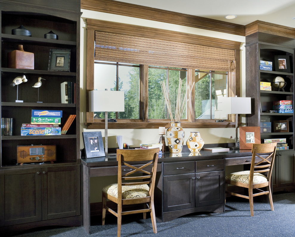 На фото: кабинет в классическом стиле с белыми стенами, ковровым покрытием и встроенным рабочим столом