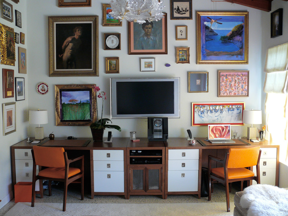Foto på ett funkis arbetsrum, med vita väggar och ett fristående skrivbord