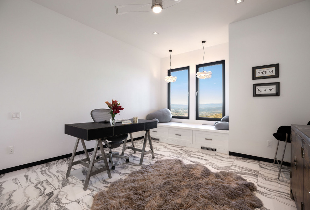 Großes Skandinavisches Arbeitszimmer mit weißer Wandfarbe, Marmorboden, freistehendem Schreibtisch und weißem Boden in Denver