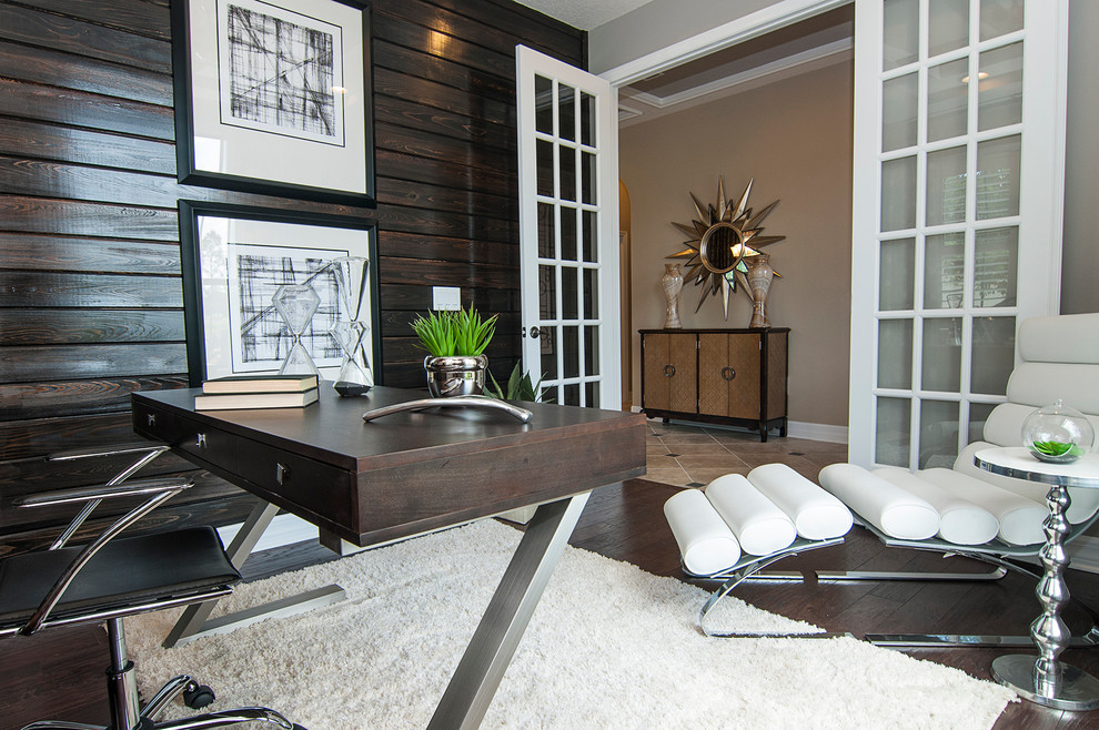 Imagen de despacho blanco contemporáneo con paredes marrones, suelo de madera en tonos medios, suelo marrón y machihembrado