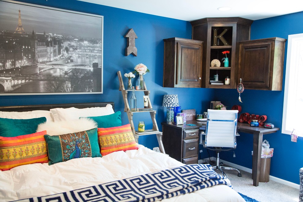 На фото: маленькая домашняя мастерская в классическом стиле с синими стенами, ковровым покрытием и встроенным рабочим столом без камина для на участке и в саду