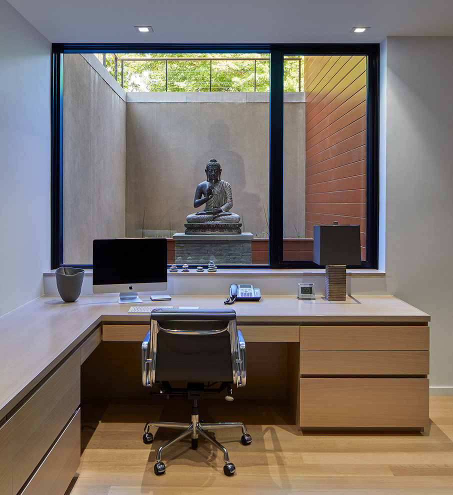 Réalisation d'un bureau design de taille moyenne avec un mur blanc, parquet clair, aucune cheminée, un bureau intégré et un sol beige.