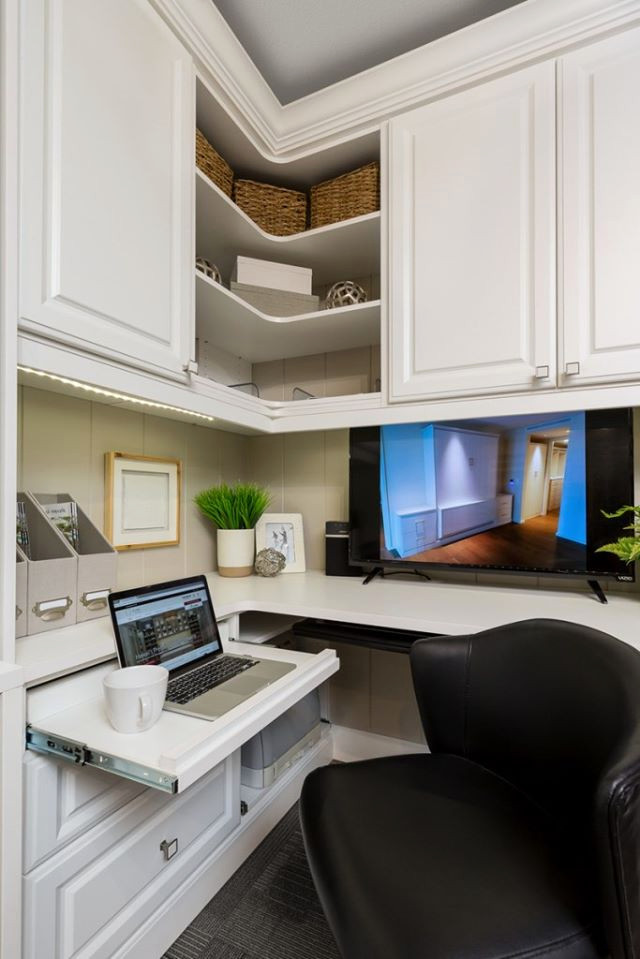 Стильный дизайн: маленький кабинет в современном стиле с встроенным рабочим столом для на участке и в саду - последний тренд