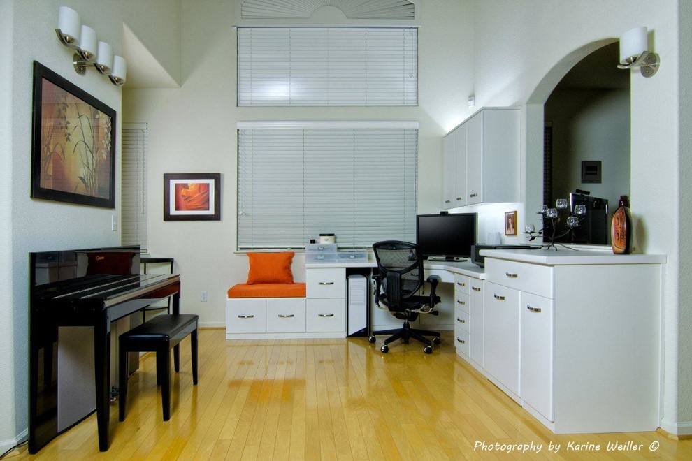 サンフランシスコにある中くらいなトラディショナルスタイルのおしゃれなホームオフィス・書斎 (ベージュの壁、淡色無垢フローリング、造り付け机) の写真