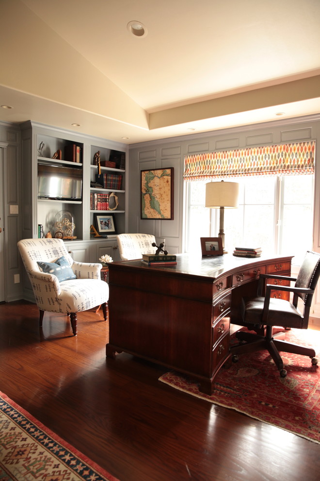 Foto de despacho marinero de tamaño medio con paredes azules, suelo de madera oscura y escritorio independiente