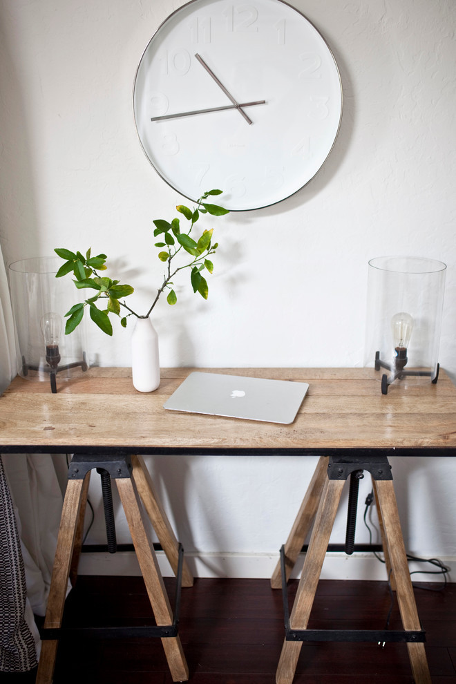 Idéer för små maritima arbetsrum, med vita väggar, mörkt trägolv och ett fristående skrivbord