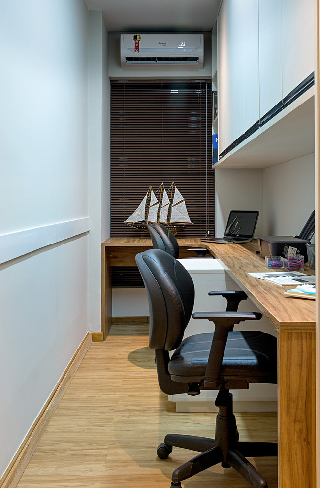 Imagen de despacho contemporáneo pequeño con paredes beige y suelo vinílico