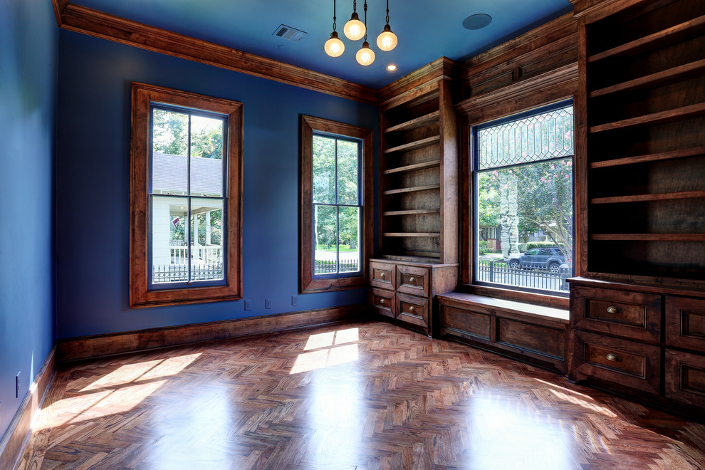 Immagine di un ufficio tradizionale di medie dimensioni con pareti blu e pavimento in legno massello medio
