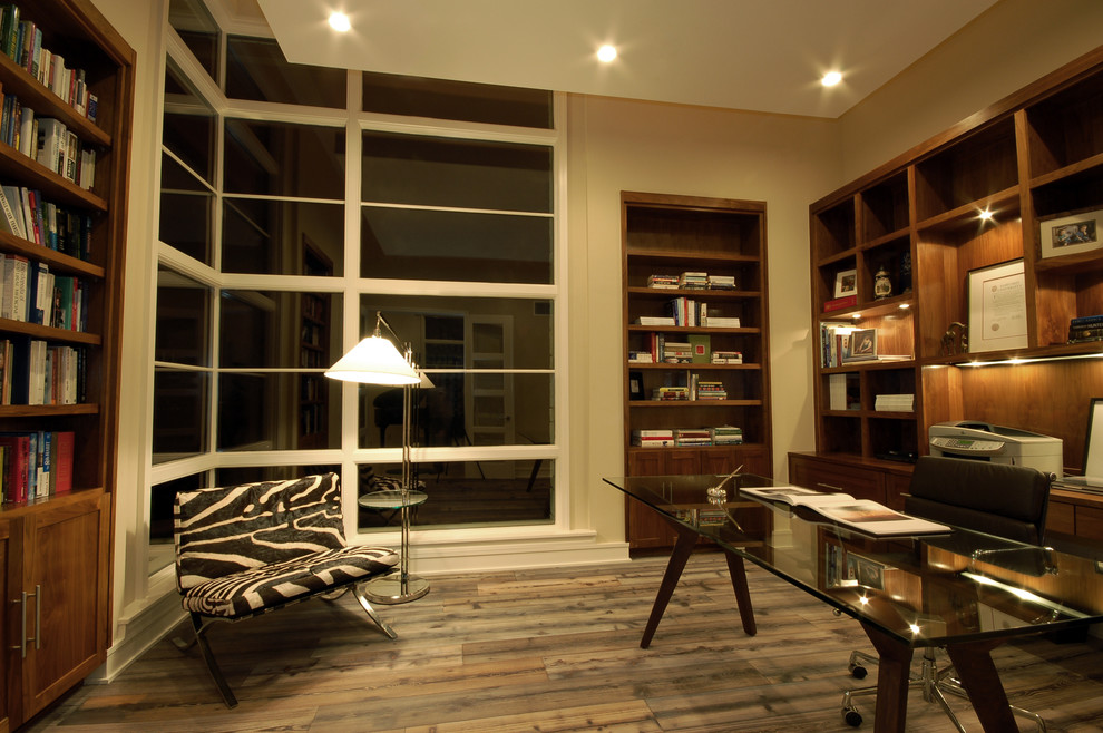 Inspiration för moderna arbetsrum, med beige väggar, ett fristående skrivbord, mellanmörkt trägolv och brunt golv