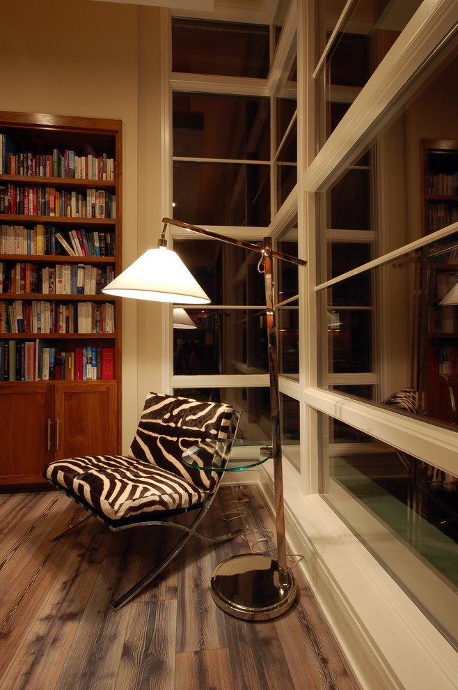 オースティンにあるコンテンポラリースタイルのおしゃれなホームオフィス・書斎 (濃色無垢フローリング) の写真
