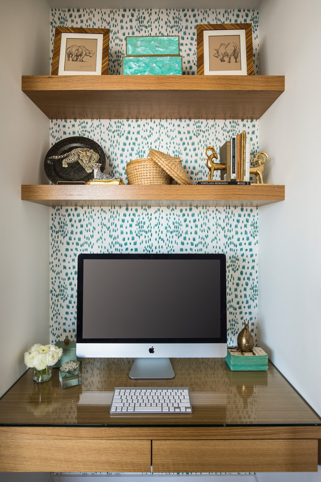 Imagen de despacho bohemio pequeño con escritorio empotrado