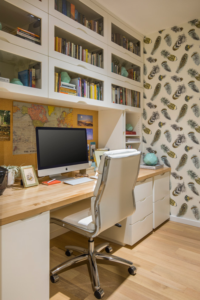 Eklektisk inredning av ett litet arbetsrum, med ett inbyggt skrivbord