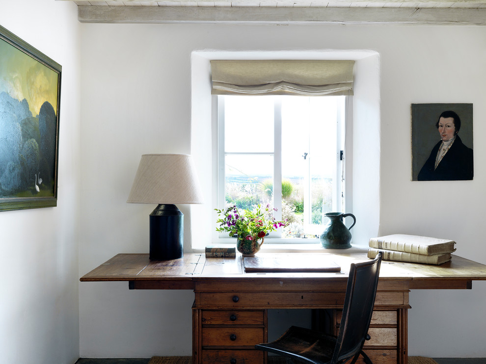Foto di uno studio classico di medie dimensioni con pareti bianche, pavimento in legno massello medio, scrivania autoportante e pavimento marrone