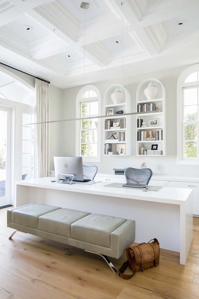 Idée de décoration pour un bureau tradition avec un mur beige, parquet clair, un bureau indépendant et un sol marron.