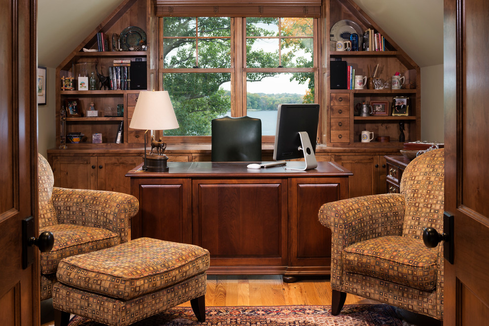 Foto di un ufficio chic di medie dimensioni con pareti beige, nessun camino, scrivania autoportante, pavimento in legno massello medio e pavimento marrone
