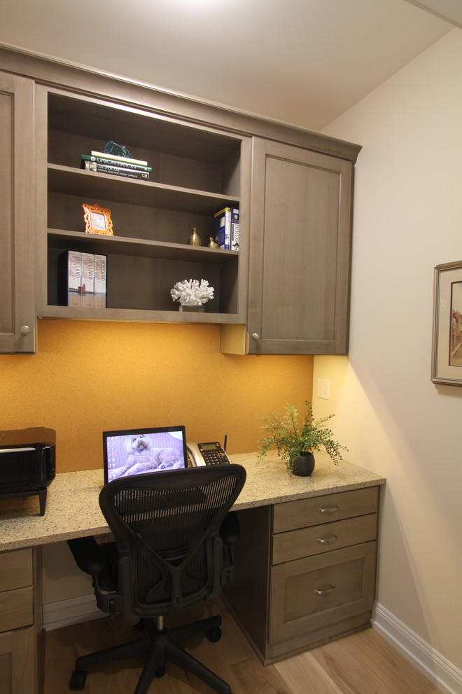 Foto di un ufficio country con pareti bianche, parquet chiaro, scrivania incassata e pavimento marrone
