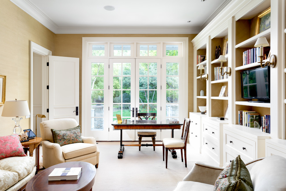 Diseño de despacho clásico sin chimenea con paredes beige, moqueta, escritorio independiente y suelo blanco