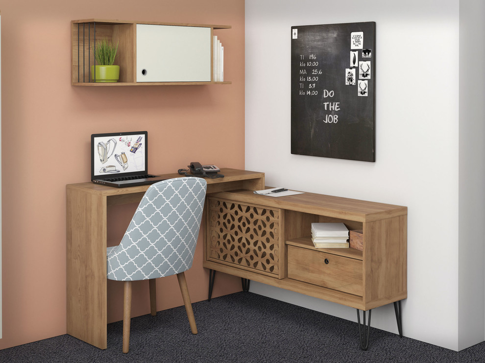 Imagen de estudio campestre pequeño con moqueta, escritorio independiente y suelo azul