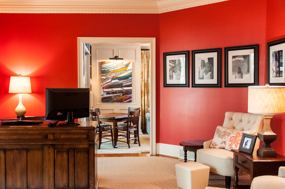 Immagine di un grande studio country con pareti rosse, pavimento in legno massello medio e scrivania autoportante