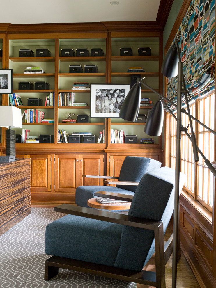 Idée de décoration pour un bureau design avec une bibliothèque ou un coin lecture, un mur vert, moquette, un bureau indépendant et un sol gris.
