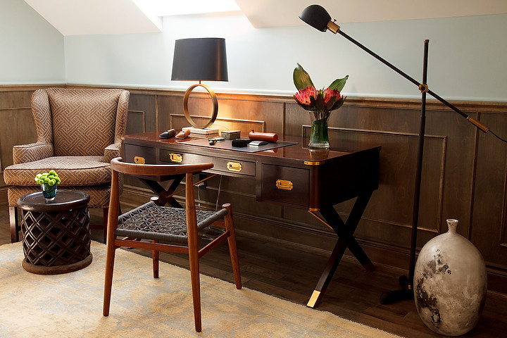 Modelo de despacho tradicional renovado de tamaño medio sin chimenea con paredes azules, suelo de madera oscura, escritorio independiente y suelo marrón