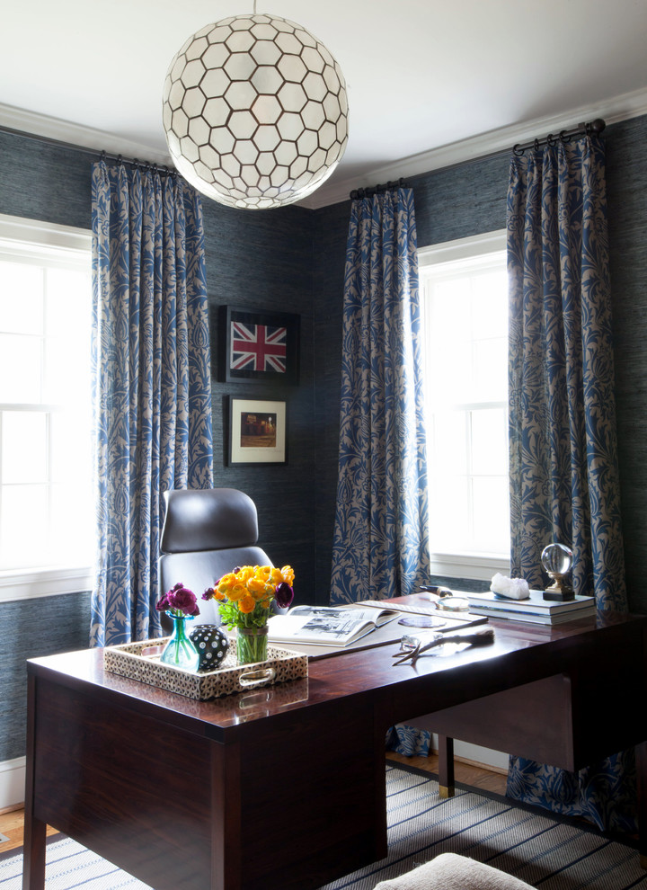 Inspiration pour un bureau traditionnel avec un mur bleu et un bureau indépendant.