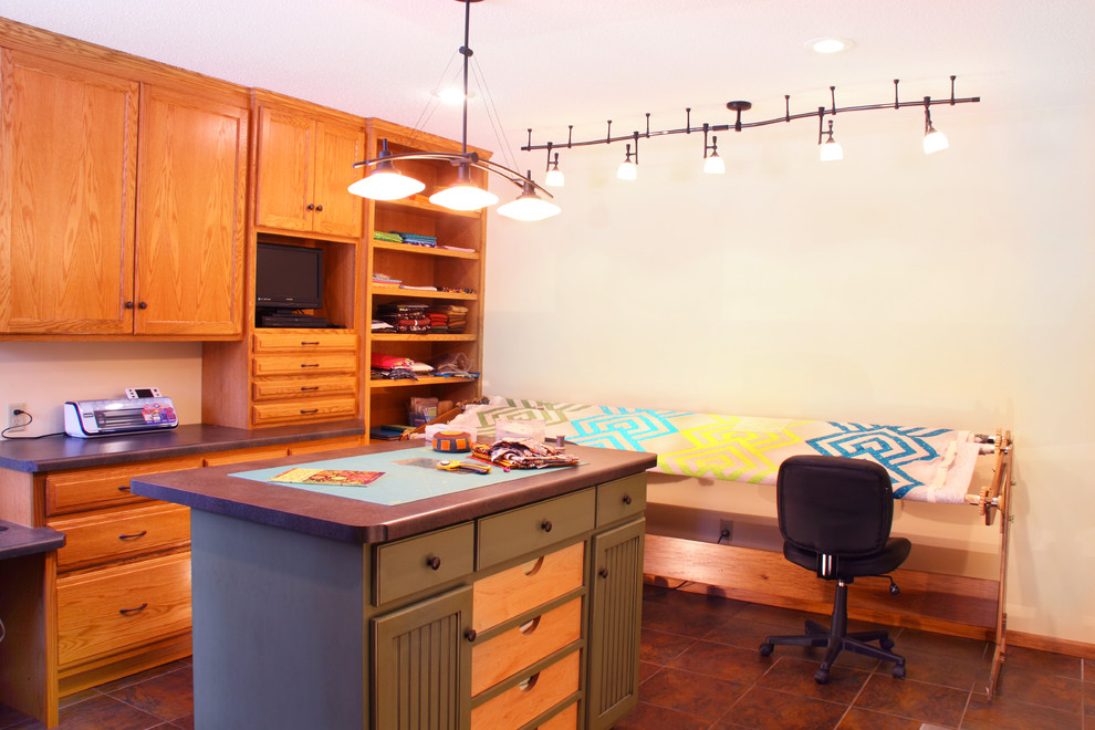 Источник вдохновения для домашнего уюта: большой кабинет в стиле кантри с местом для рукоделия, желтыми стенами, полом из керамической плитки и отдельно стоящим рабочим столом
