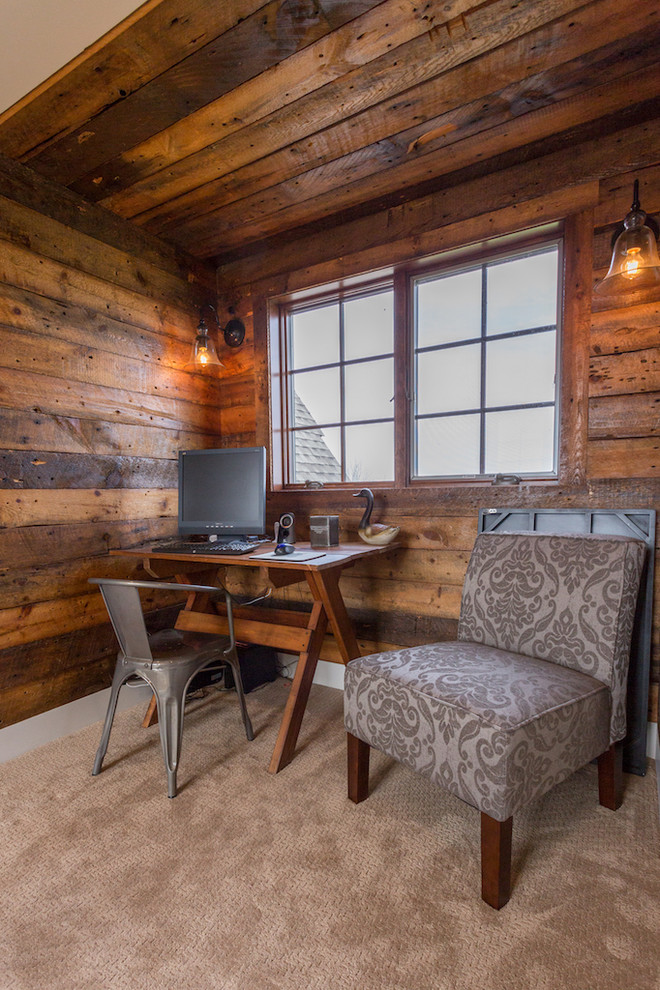 Kleines Landhaus Arbeitszimmer ohne Kamin mit Arbeitsplatz, brauner Wandfarbe, Teppichboden und freistehendem Schreibtisch in Minneapolis