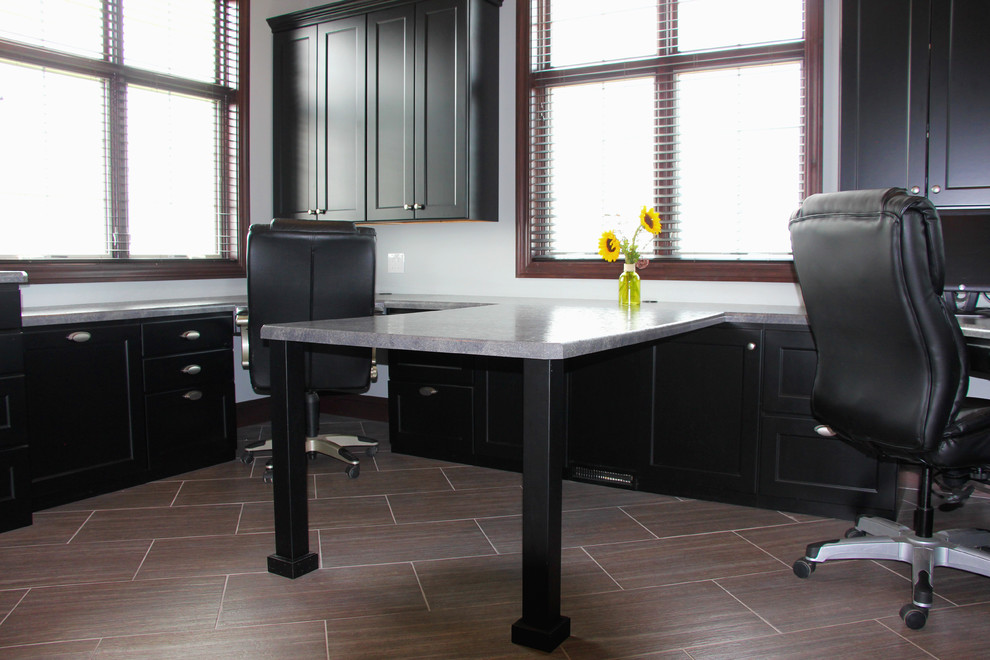 На фото: большой кабинет в стиле неоклассика (современная классика) с местом для рукоделия, серыми стенами, полом из керамической плитки и встроенным рабочим столом без камина