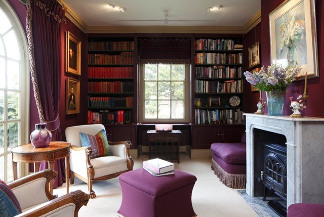 ロンドンにある中くらいなカントリー風のおしゃれなクラフトルーム (紫の壁、カーペット敷き、薪ストーブ、石材の暖炉まわり、ベージュの床) の写真