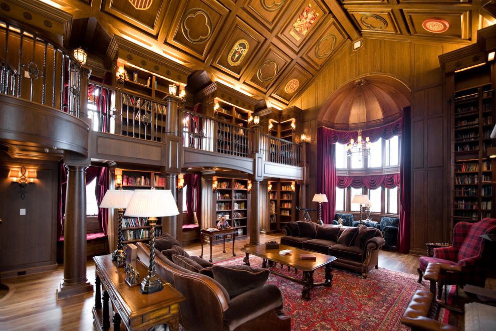Свежая идея для дизайна: огромный домашняя библиотека в классическом стиле с коричневыми стенами, темным паркетным полом, отдельно стоящим рабочим столом и коричневым полом без камина - отличное фото интерьера
