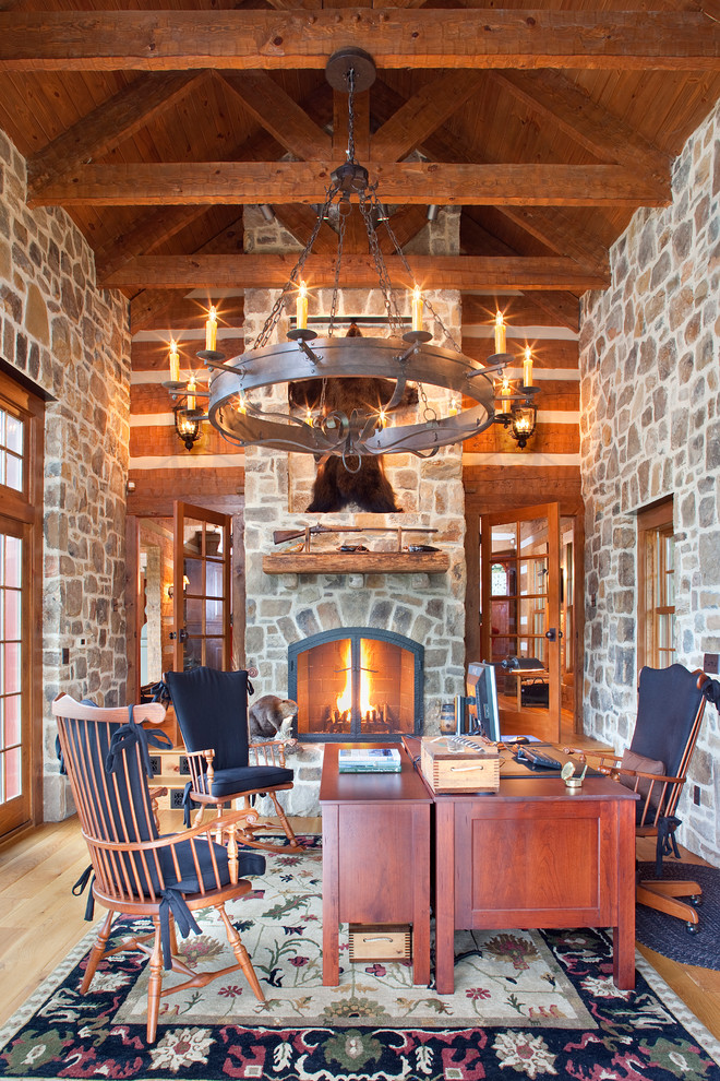 ワシントンD.C.にあるトラディショナルスタイルのおしゃれなホームオフィス・書斎 (無垢フローリング、標準型暖炉、石材の暖炉まわり、自立型机) の写真