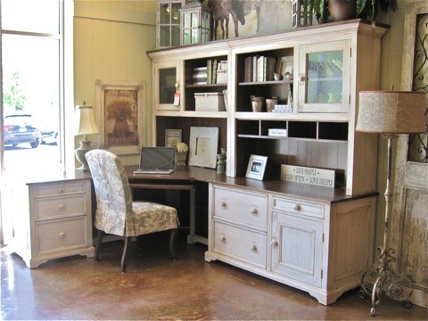 Cette image montre un bureau traditionnel de taille moyenne avec un mur beige, sol en béton ciré, aucune cheminée et un bureau indépendant.