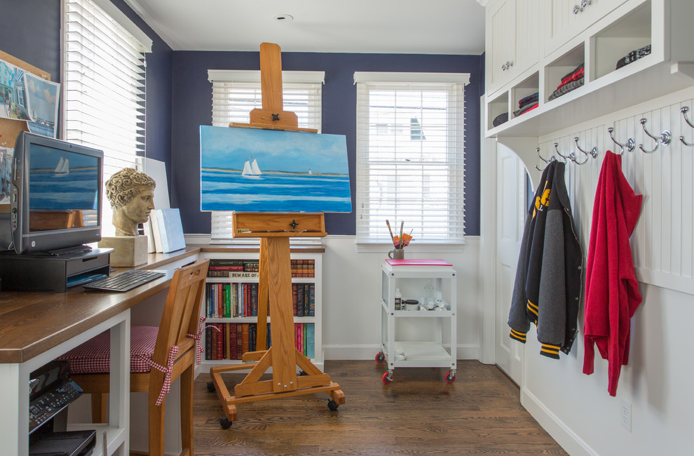 Idéer för att renovera ett mellanstort vintage hemmastudio, med blå väggar, mellanmörkt trägolv och ett inbyggt skrivbord
