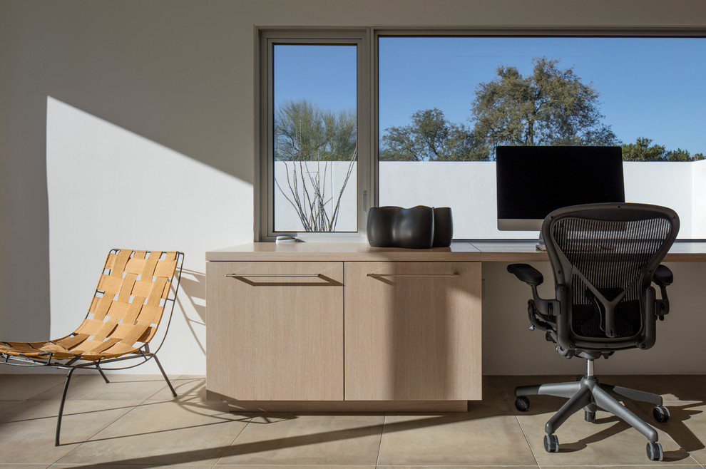 Стильный дизайн: кабинет среднего размера в стиле модернизм с белыми стенами, полом из керамогранита и встроенным рабочим столом без камина - последний тренд