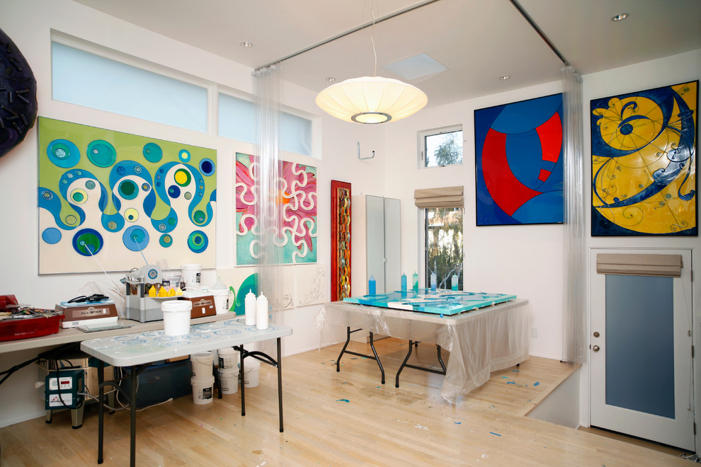Modernes Arbeitszimmer mit Studio, weißer Wandfarbe und hellem Holzboden in Los Angeles