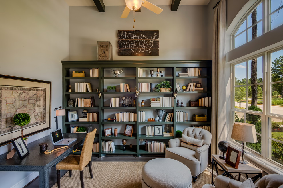 Idee per uno studio chic con pareti grigie, scrivania autoportante e libreria